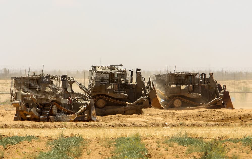 İsrail ordusu Gazze'de yardım almak için gelen Filistinlileri buldozerlerle sığ mezarlara gömdü. | Fotoğraf: Anas Mohammed - Shutterstock.com