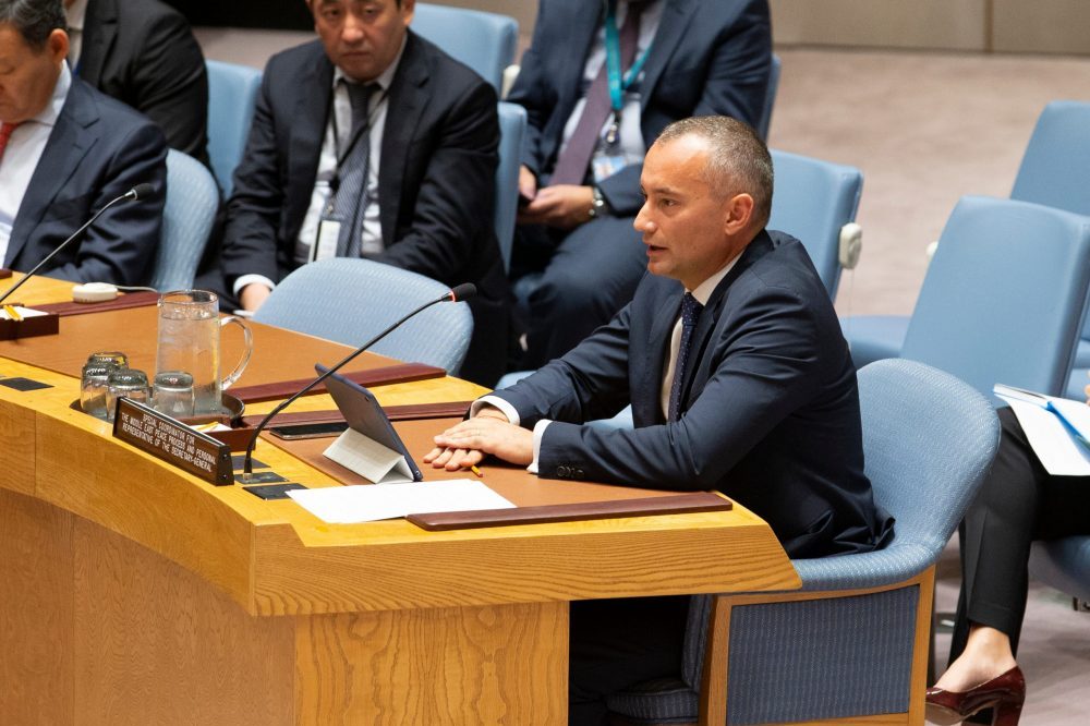 ABD’nin Gazze planında ikinci aşamaya geçilirken, daha önce Bulgaristan Dışişleri Bakanlığı ve BM Orta Doğu Barış Süreci Koordinatörlüğ yapmış olan Nickolay Mladenov “Gazze Yüksek Temsilcisi” olarak atandı. Mladenov’un geçmişte İsrail ve Filistinli aktörlerle yürüttüğü temaslar deneyim olarak öne çıkarken, arabuluculuk tarzı ve güvenlik merkezli gündemle ilişkisi Filistin tarafında tartışma konusu olmaya devam ediyor.