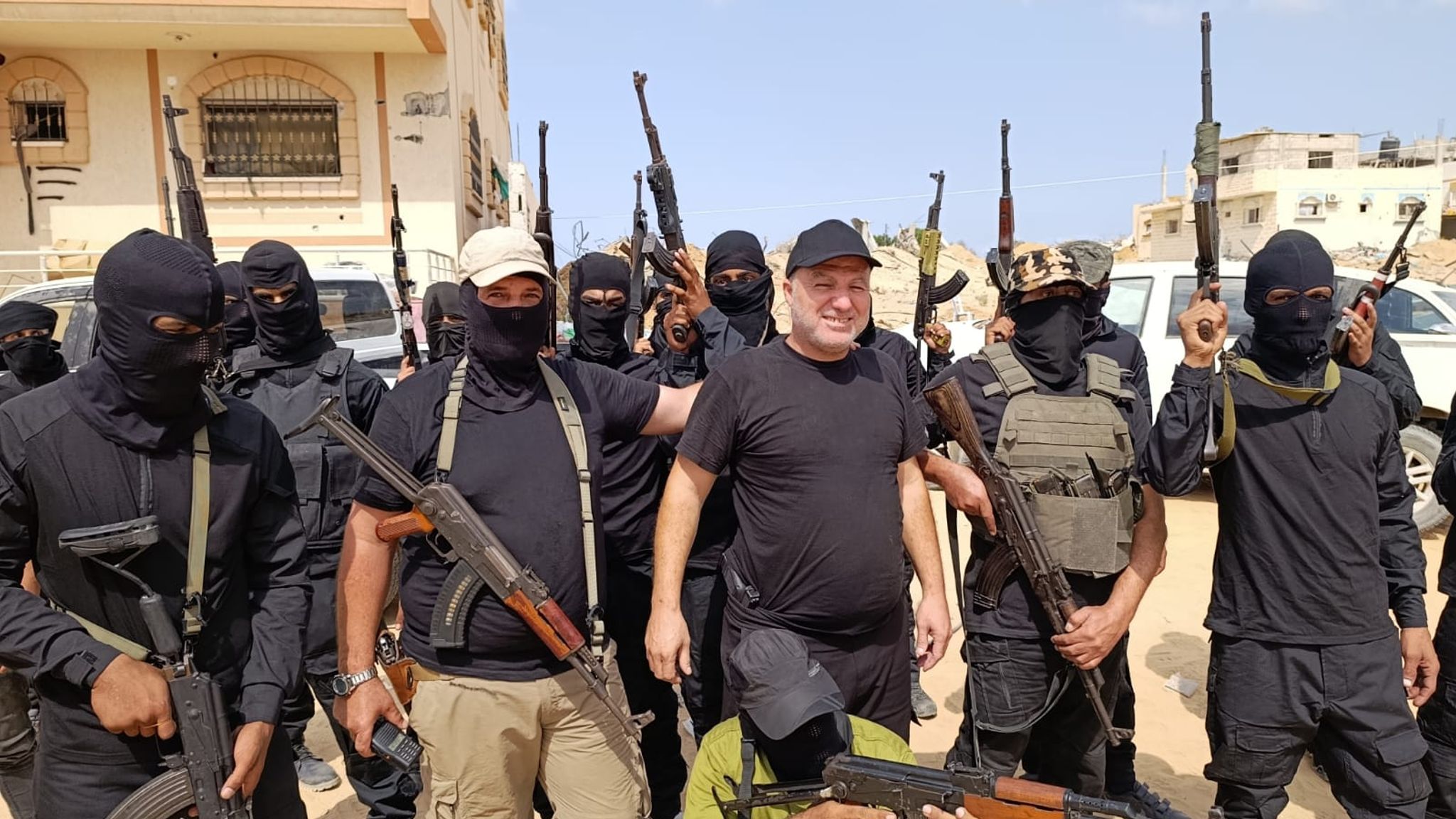 Wall Street Journal’ın haberine göre İsrail, Hamas’a karşı Gazze’de faaliyet gösteren silahlı çetelere örtülü destek sağlıyor. Yardım yağması, suikastlar ve vekâlet savaşı iddiaları, ateşkes sonrası güvenlik dengelerini yeniden tartışmaya açıyor.